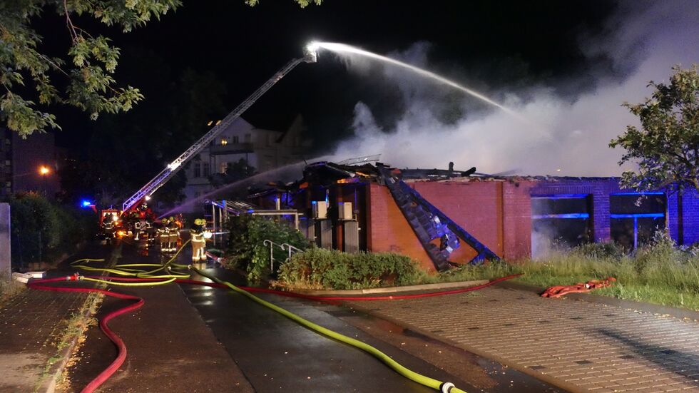 Feuerwehrleute beim Löschangriff in der Nacht zum Mittwoch. Feuerwehrleute beim Löschangriff in der Nacht zum Mittwoch.