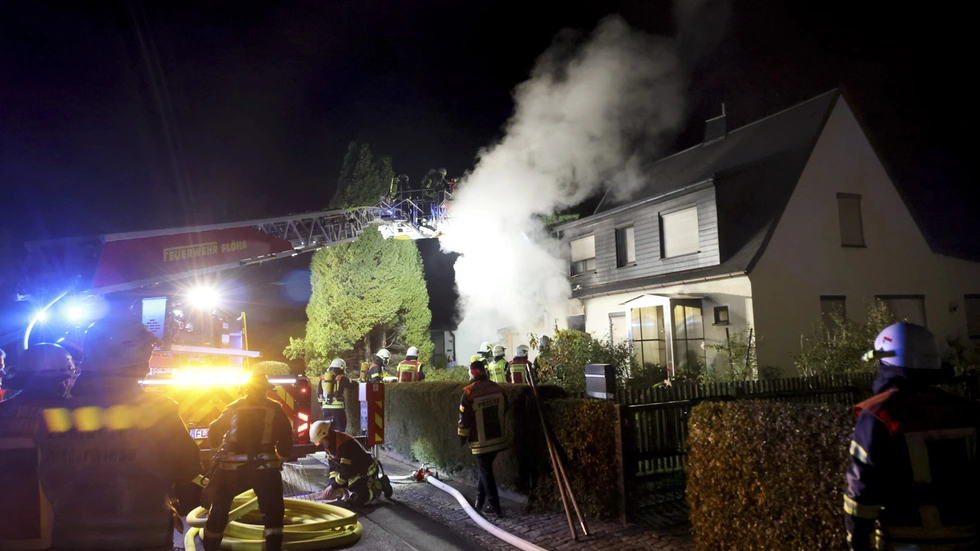 Feuer in Niederwiesa: Eine 74-Jährige rettet sich aus ihrem brennenden Haus. Sie kommt mit Verdacht auf Rauchgasvergiftung in die Klinik. Feuer in Niederwiesa: Eine 74-Jährige rettet sich aus ihrem brennenden Haus. Sie kommt mit Verdacht auf Rauchgasvergiftung in die Klinik.