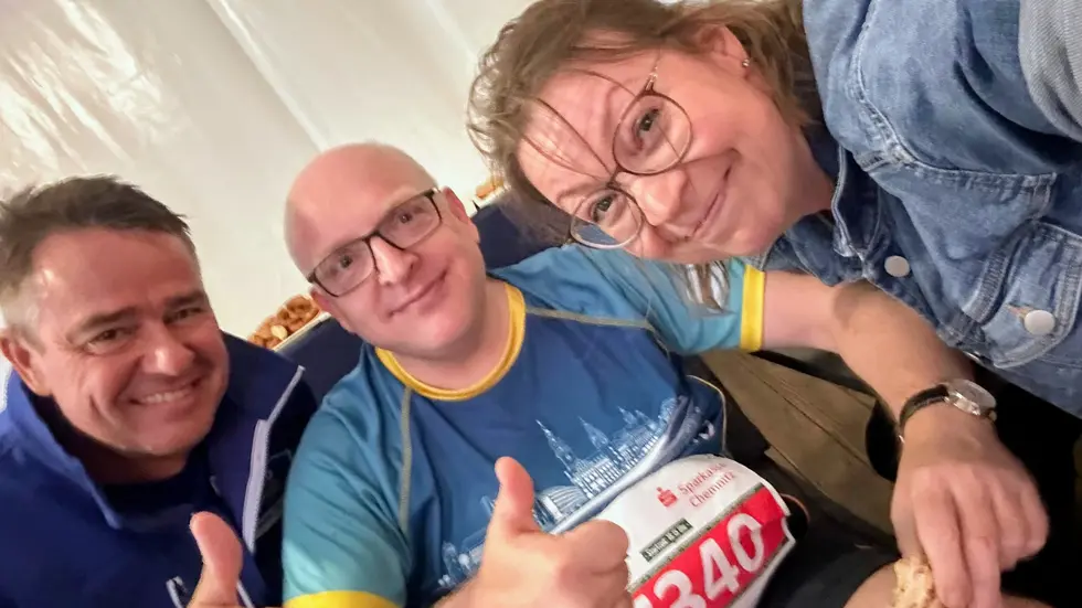 Roman Knoblauch, OB Sven Schultze und Conny Hartmann nach erfolgreicher Behandlung des "Patienten". Roman Knoblauch, OB Sven Schultze und Conny Hartmann nach erfolgreicher Behandlung des "Patienten".