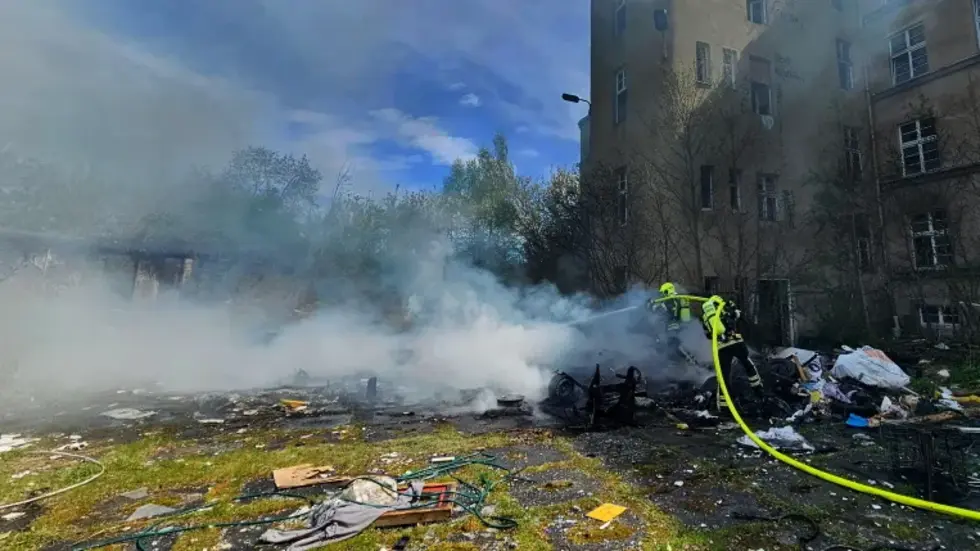 Müll, Schutt und Altreifen brannten.