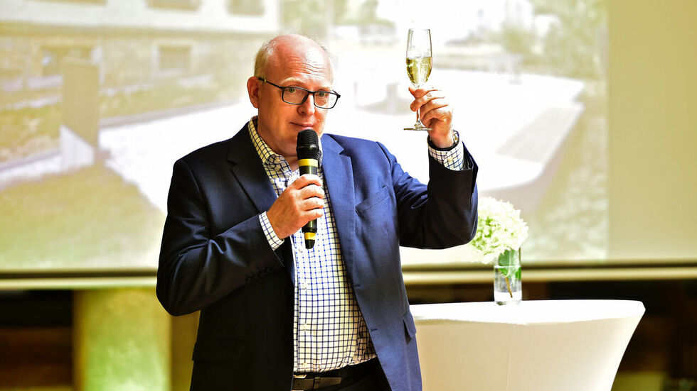 Am Freitag hat Oberbürgermeister Sven Schulze den neuen Anbau des Karl-Schmidt-Rottluff-Gymnasiums auf dem Kaßberg eingeweiht.  Am Freitag hat Oberbürgermeister Sven Schulze den neuen Anbau des Karl-Schmidt-Rottluff-Gymnasiums auf dem Kaßberg eingeweiht.