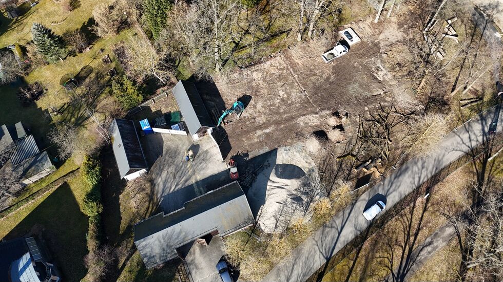 Auf diesem Gelände entsteht der neue Bauernhof. Das 700.000-Euro teure Projekt wird auch mit Geld der ehemaligen SED (Sozialistische Einheitspartei Deutschland/Staatspartei in der DDR) finanziert. Auf diesem Gelände entsteht der neue Bauernhof. Das 700.000-Euro teure Projekt wird auch mit Geld der ehemaligen SED (Sozialistische Einheitspartei Deutschland/Staatspartei in der DDR) finanziert.