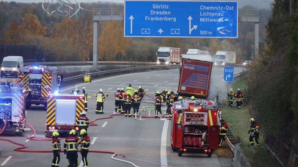 Das Feuer brach laut Polizei am Auflieger aus.