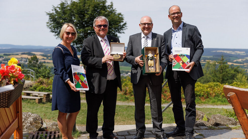 TVE-Geschäftsführerin Ines Hanisch-Lupaschko, Landrat Frank Vogel, Oberbürgermeister Sven Schulze und CWE-Geschäftsführer Sören Uhle (v.l.) nach der Unterzeichnung der Kooperationsvereinbarung. TVE-Geschäftsführerin Ines Hanisch-Lupaschko, Landrat Frank Vogel, Oberbürgermeister Sven Schulze und CWE-Geschäftsführer Sören Uhle (v.l.) nach der Unterzeichnung der Kooperationsvereinbarung.