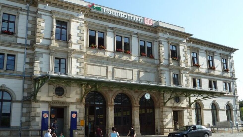 Ein 30-jähriger Mann sorgt am Chemnitzer Hauptbahnhof mit einer vermeintlichen Pistole für Aufsehen. 