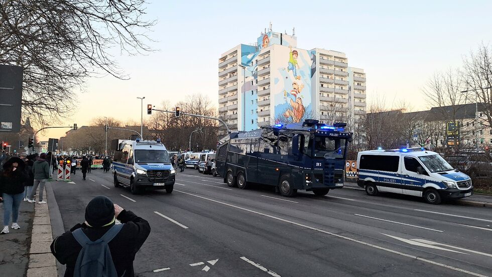 Für den Einsatzfall standen auch Wasserwerfer bereit. Für den Einsatzfall standen auch Wasserwerfer bereit.