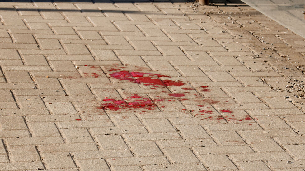 Eine Blutlache auf den Pflastersteinen der Straßenbahnhaltestelle zeugt von dem Unfall. Eine Blutlache auf den Pflastersteinen der Straßenbahnhaltestelle zeugt von dem Unfall.