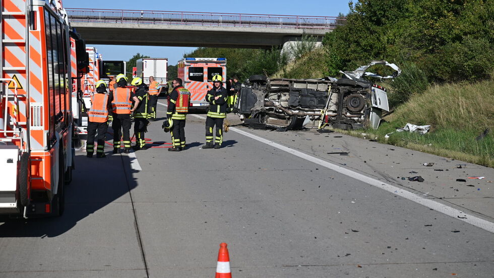 Die Unfallstelle mit dem verunfallten Transporter am späten Dienstagnachmittag.