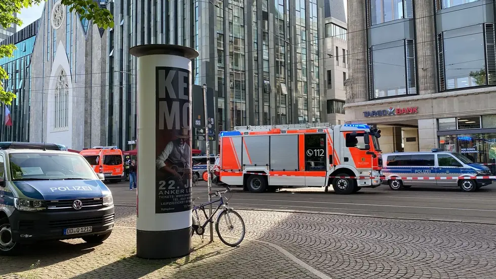 Rettungskräfte an der Zufahrt zu Grimmaischen Straße in der Leipziger Innenstadt - kurz nach der schrecklichen Amokfahrt am 4. Mai 2026. Rettungskräfte an der Zufahrt zu Grimmaischen Straße in der Leipziger Innenstadt - kurz nach der schrecklichen Amokfahrt am 4. Mai 2026.