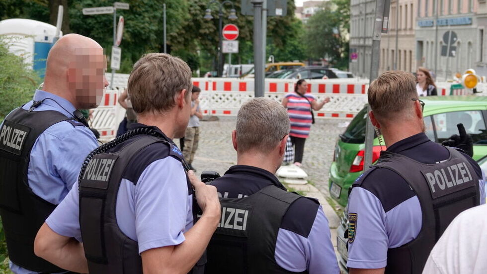 Polizisten bei dem Einsatz in der Uhlandstraße.