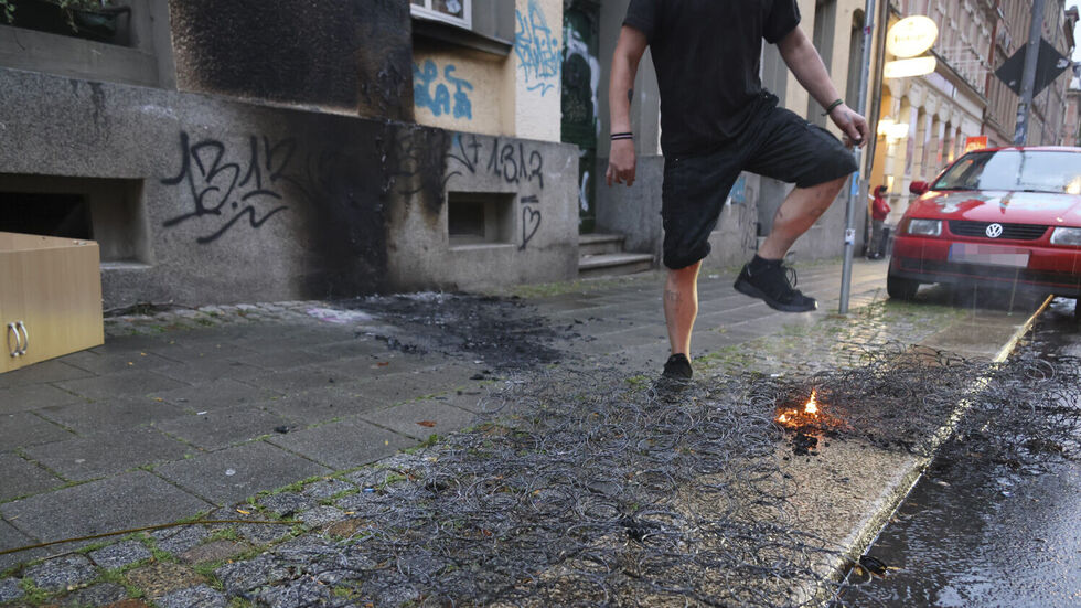 Sieht aus wie ein Tänzchen, ist aber ein privater Löscheinsatz. Sieht aus wie ein Tänzchen, ist aber ein privater Löscheinsatz.