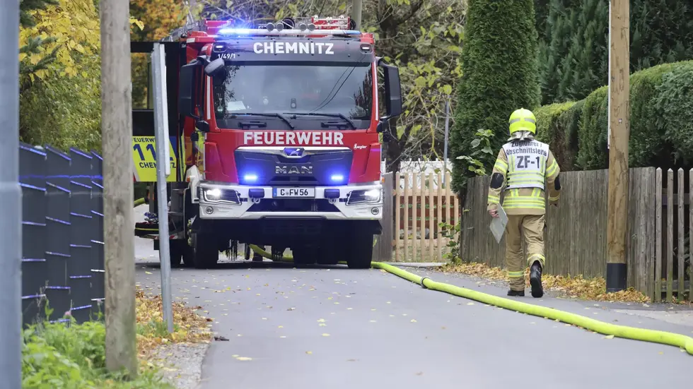 Gegen 12:30 wurden Feuerwehr und Rettungsdienst am Samstag nach Kleinolbersdorf-Altenhain auf den Einsiedler Weg gerufen. 