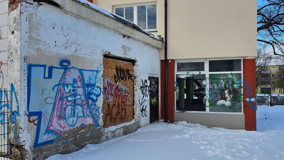 Die Scheibe des leerstehenden Geschäfts wurde durch Pyrotechnik zerstört. Die Scheibe des leerstehenden Geschäfts wurde durch Pyrotechnik zerstört.