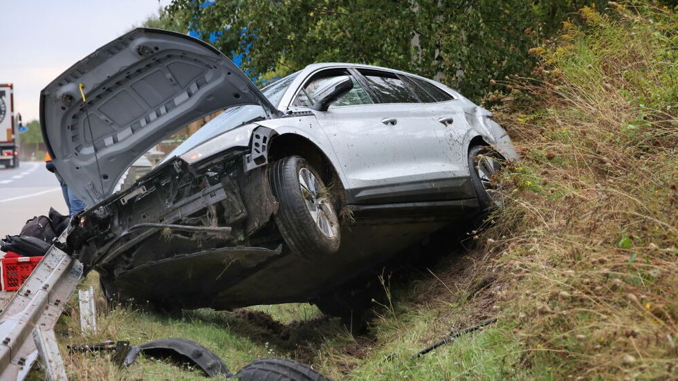 Aquaplaning auf der A72: Ein Skoda rutschte bei Hartmannsdorf am 2. September von der Fahrbahn. Der Fahrer blieb unverletzt, die Autobahn war kurzzeitig gesperrt. Aquaplaning auf der A72: Ein Skoda rutschte bei Hartmannsdorf am 2. September von der Fahrbahn. Der Fahrer blieb unverletzt, die Autobahn war kurzzeitig gesperrt.