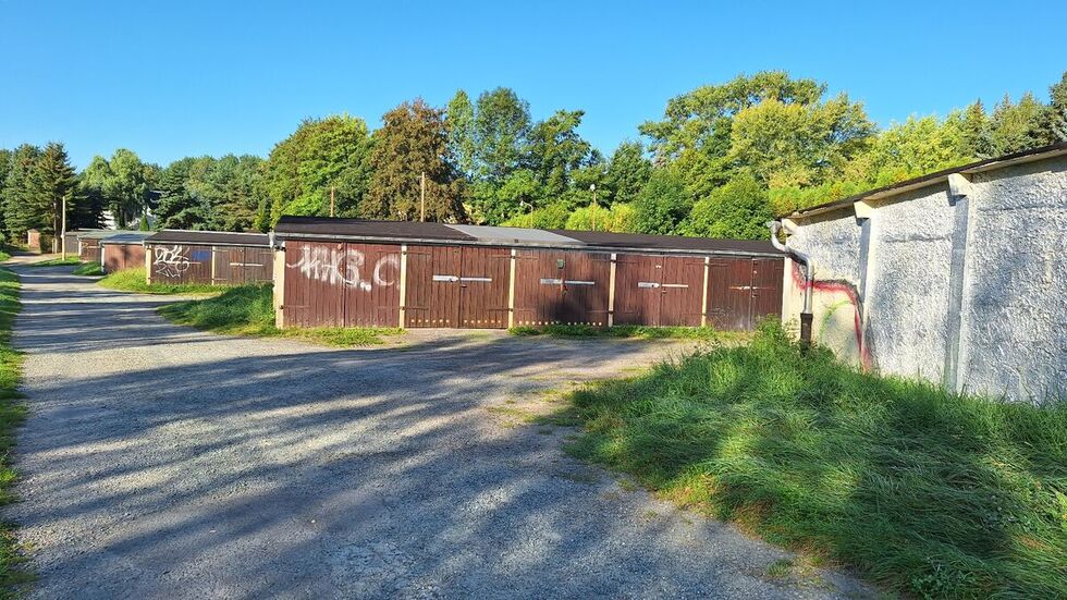 Symbolbild: Garagenkomplex Symbolbild: Garagenkomplex