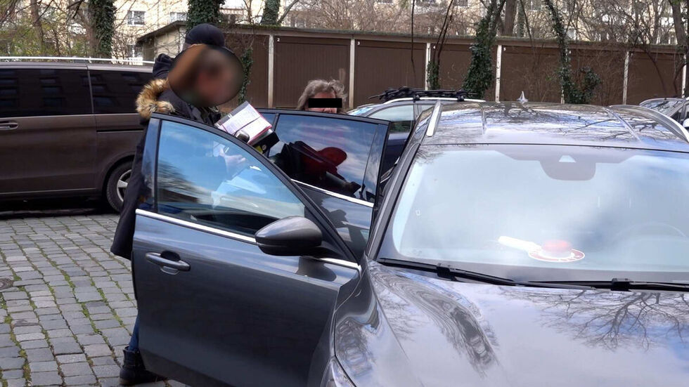 Die Angeklagte auf dem Weg zur Haftrichtervorführung (rechts im Bild).