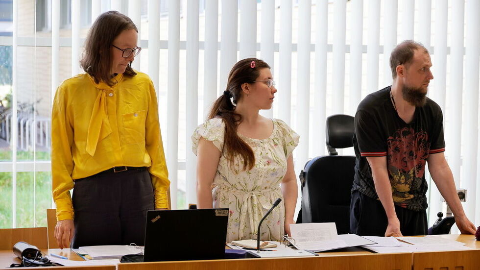 Klimakleber vor dem Amtsgericht: Juliane Schmidt, Alina Joy Richter, Matthias Schimmich (v.l.)