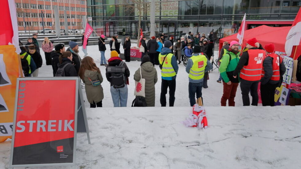 Die Streikteilnehmer versammelten sich am Mittwochvormittag vor der TU-Mensa.