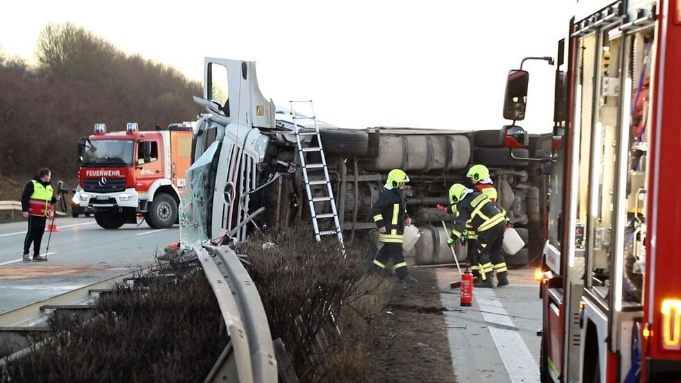 Der LKW blieb auf allen Fahrspuren liegen.