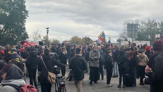 Vor der Staatskanzlei wird demonstriert - Anlass ist u.a. Merz "Stadtbild"-Äußerung.
