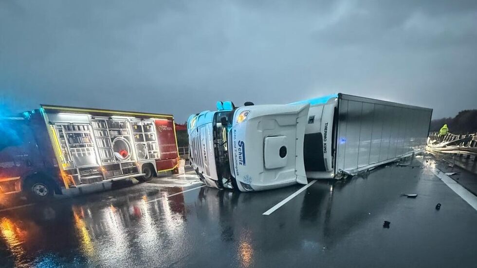 Nach einem Lkw-Unfall ist die A4 bei Hainichen Richtung Dresden voll gesperrt. Ein umgekippter Laster blockiert alle Fahrspuren. Nach einem Lkw-Unfall ist die A4 bei Hainichen Richtung Dresden voll gesperrt. Ein umgekippter Laster blockiert alle Fahrspuren.