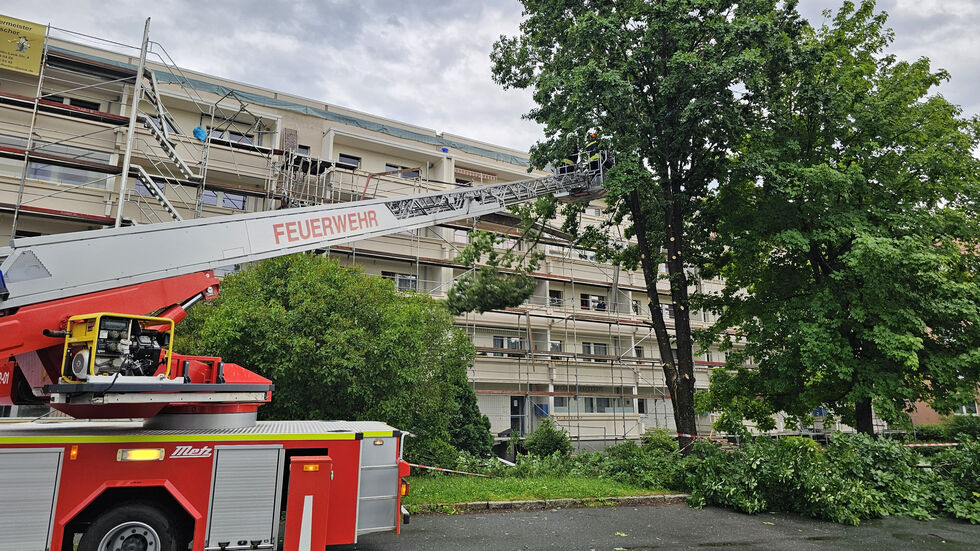 Auerbach, am Feldschlößchen: Nachdem zusammen mit der Dachdeckerfirma und den Gerüstbauern beraten wurde, bauten die Gerüstbauer die instabil gewordene Konstruktion ab.