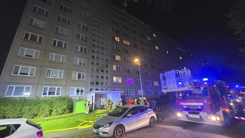Ein Kellerbrand in dem Mehrfamilienhaus auf der Carl-von-Ossietzky-Straße sorgte für starke Rauchentwicklung. Ein Kellerbrand in dem Mehrfamilienhaus auf der Carl-von-Ossietzky-Straße sorgte für starke Rauchentwicklung.