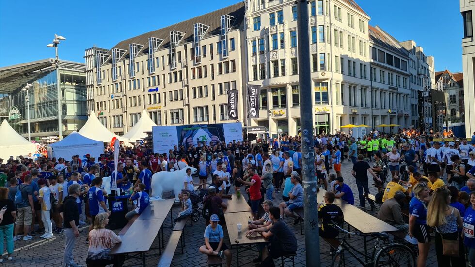 Auf dem Markt kamen alle zusammen.
