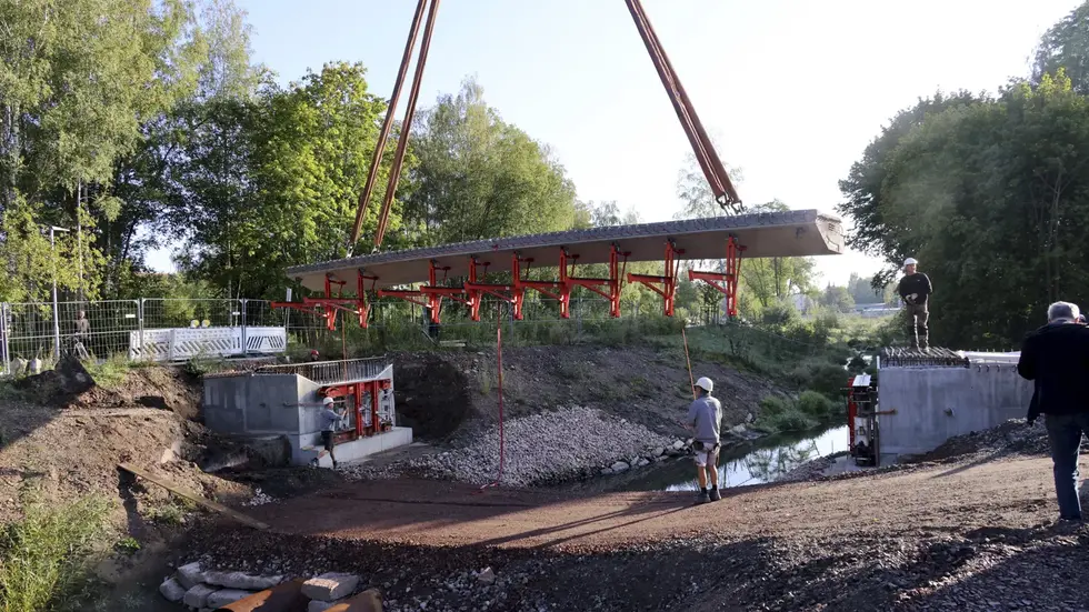 In Chemnitz-Altendorf wurde die neue Brücke über den Pleißenbach eingesetzt. Sie ist 15 Meter lang und soll Ende Oktober eröffnet werden.
In Chemnitz-Altendorf wurde die neue Brücke über den Pleißenbach eingesetzt. Sie ist 15 Meter lang und soll Ende Oktober eröffnet werden.