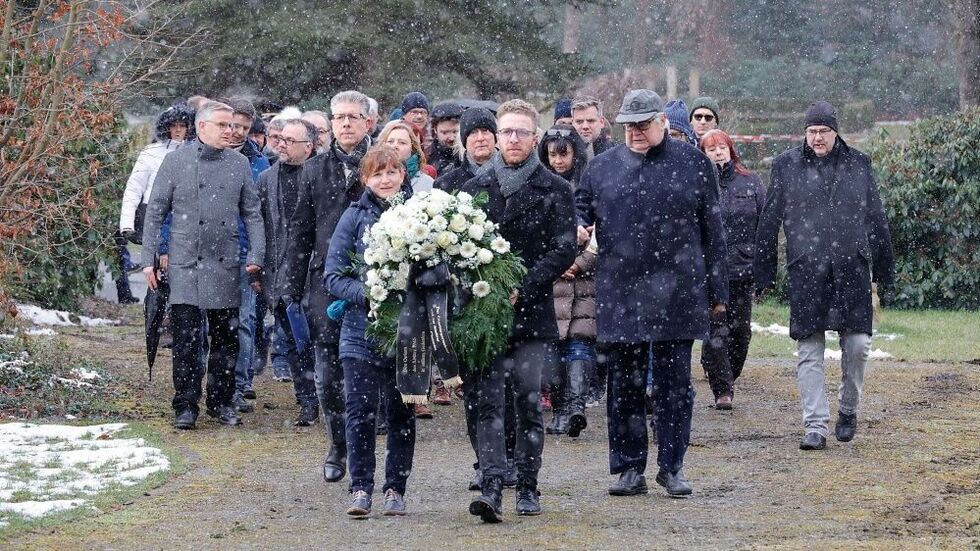Chemnitzer haben am Mahnmal der Zerstörung der Stadt und der Opfer des Bombardements mit einer Kranzniederlegung gedacht.