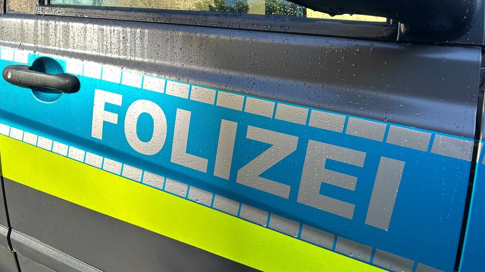 Folizei! Das passt den echten Polizisten nicht. Sie ließen den Transporter abschleppen.