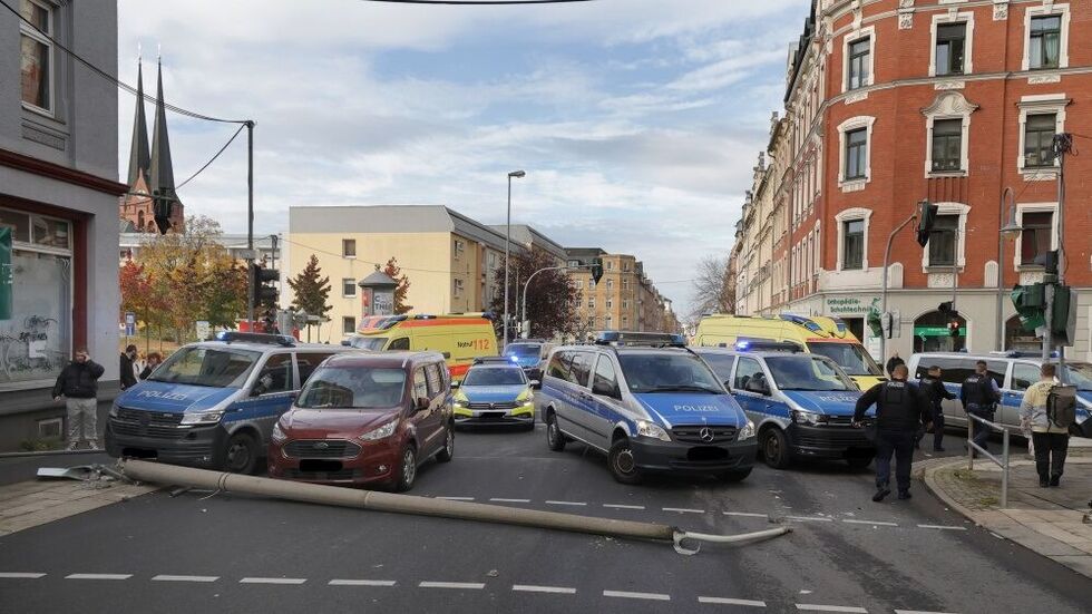 Die Straßenlaterne krachte quer auf die Fürstenstraße. 