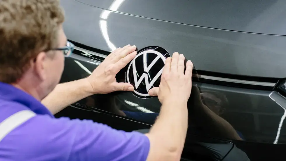 Ein Mitarbeiter an einem Fahrzeug vom Modell ID.3.