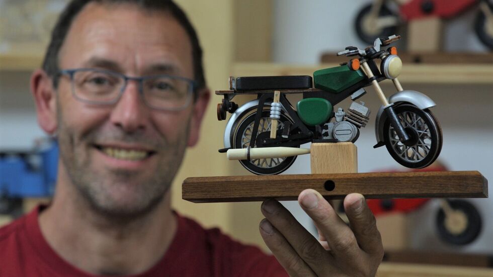 Gerd Hofmann mit der dritten Auflage seiner S 51 zum Räuchern. Gerd Hofmann mit der dritten Auflage seiner S 51 zum Räuchern.