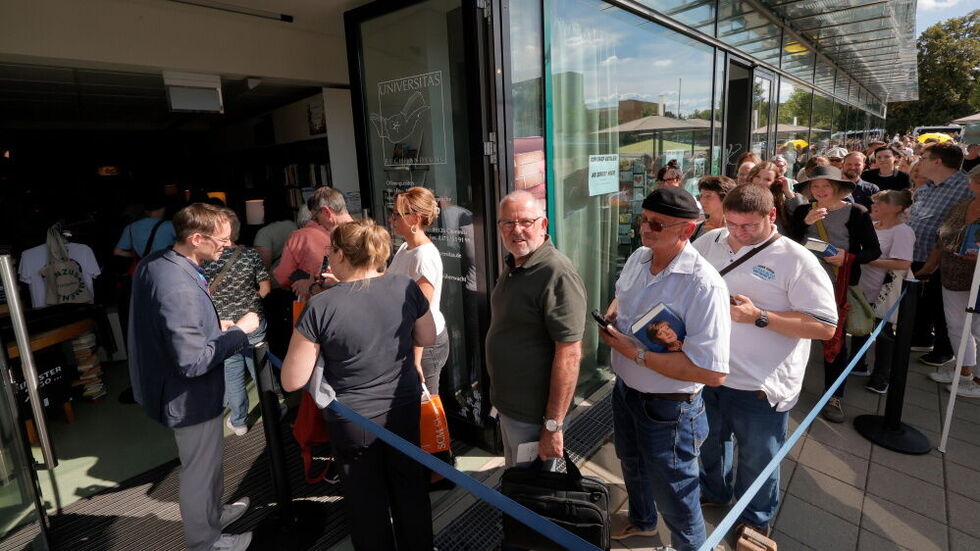 Hunderte Chemnitzer standen vor der Uni-Buchhandlung schlagen, wollten sich ein Buch von Angela Merkel signieren lassen. Hunderte Chemnitzer standen vor der Uni-Buchhandlung schlagen, wollten sich ein Buch von Angela Merkel signieren lassen.