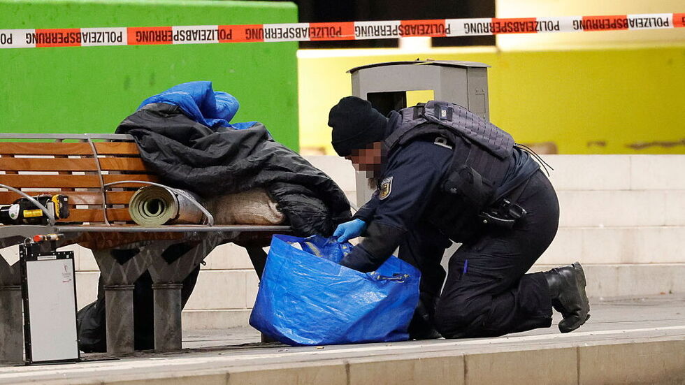 Spezialisten untersuchten die blaue Plastiktasche, fanden aber keinen Sprengstoff. Spezialisten untersuchten die blaue Plastiktasche, fanden aber keinen Sprengstoff.