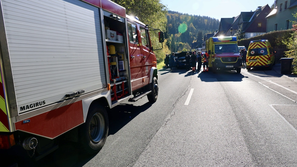 Die Feuerwehr sicherte die Unfallstelle ab und kümmerte sich um ausgelaufene Betriebsstoffe. Die Feuerwehr sicherte die Unfallstelle ab und kümmerte sich um ausgelaufene Betriebsstoffe.