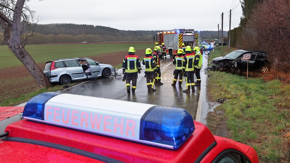 Einsatzkräfte an der Unfallstelle. Einsatzkräfte an der Unfallstelle.