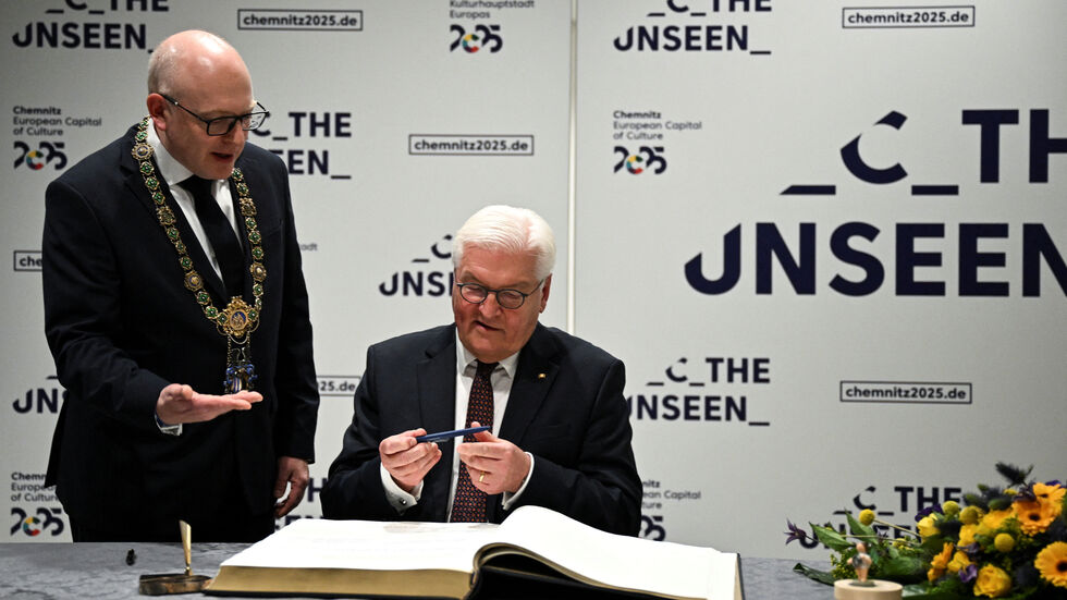 Was ist denn das für ein Stift? Bundespräsident Frank-Walter Steinmeier mit OB Schulze. Annegret Hilse/Reuters/Pool/dpa Was ist denn das für ein Stift: Bundespräsident Frank-Walter Steinmeier mit OB Schulze. Annegret Hilse/Reuters/Pool/dpa