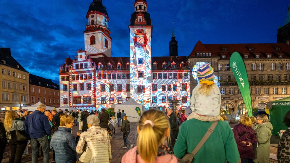 Light our Vision lockte rund 38.000 Menschen nach Chemnitz. Das ehemalige Hotel Kongeß und mehrere Gebäude in der Innenstadt wurden drei Tage lang zur Bühne für Lichtkunst. Light our Vision lockte rund 38.000 Menschen nach Chemnitz. Das ehemalige Hotel Kongeß und mehrere Gebäude in der Innenstadt wurden drei Tage lang zur Bühne für Lichtkunst.
