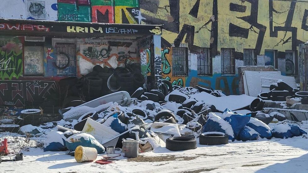 Diese illegale Müllhalde an der Blankenburgstraße wurde am Sonntag über den Mängelmelder angezeigt. Diese illegale Müllhalde an der Blankenburgstraße wurde am Sonntag über den Mängelmelder angezeigt.