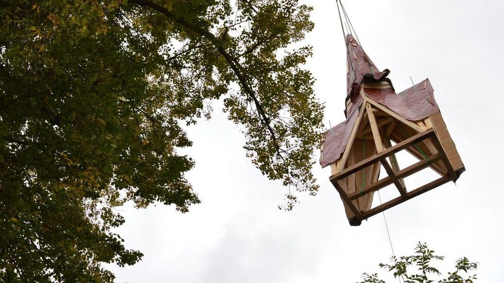 Beim Aufsetzen der Turmspitze.