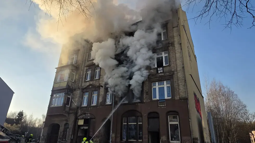 Dichter Qualm dringt aus dem leerstehenden Haus.