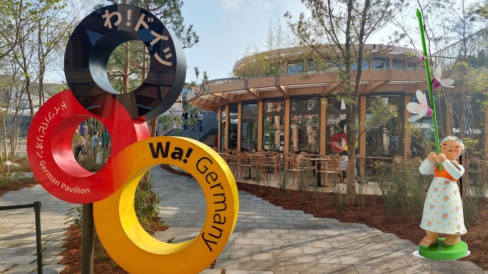 Die Firma "Wendt & Kühn" aus Grünhainichen im Erzgebirge präsentiert sich auf der Weltausstellung in Osaka/Japan, zeigt u.a. das Mädchen mit der Kirschblüte. Die Firma "Wendt & Kühn" aus Grünhainichen im Erzgebirge präsentiert sich auf der Weltausstellung in Osaka/Japan.