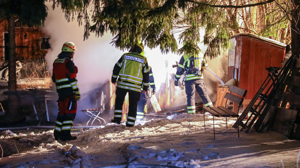 Schnee, Frost und Glätte sorgten bei den Löscharbeiten für Schwierigkeiten. Schnee, Frost und Glätte sorgten bei den Löscharbeiten für Schwierigkeiten.