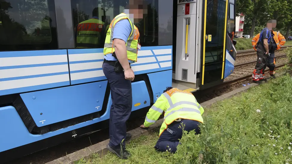 Die Straßenbahn der Linie 4 war auf der Stollberger Straße stadteinwärts unterwegs. Die Straßenbahn der Linie 4 war auf der Stollberger Straße stadteinwärts unterwegs.