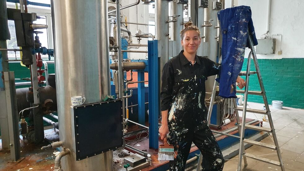 Künstlerin Lexia Hachtmann verwandelt einen Kontrollraum der alten Braustolz Brauerei in ein buntes Kunstwerk. (Foto: Redaktion) Künstlerin Lexia Hachtmann verwandelt einen Kontrollraum der alten Braustolz Brauerei in ein buntes Kunstwerk. (Foto: Redaktion)