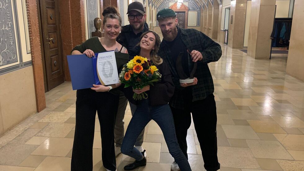 Cool! Die Mitglieder des Kältebusses freuen sich im Chemnitzer Rathaus über den Friedenspreis. Inzwischen haben sie ihren Verein in Hilfebus umbenannt. Cool! Die Mitglieder des Kältebusses freuen sich im Chemnitzer Rathaus über den Friedenspreis. Inzwischen haben sie ihren Verein in Hilfebus umbenannt.