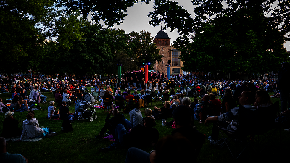 Besucher feiern Parksommer