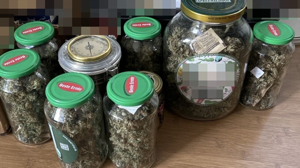 Fein säuberlich in Gurkengläsern luftdicht verpackt: 1,5 Kilo Drogen mit einem Wert von rund 15.000 Euro.